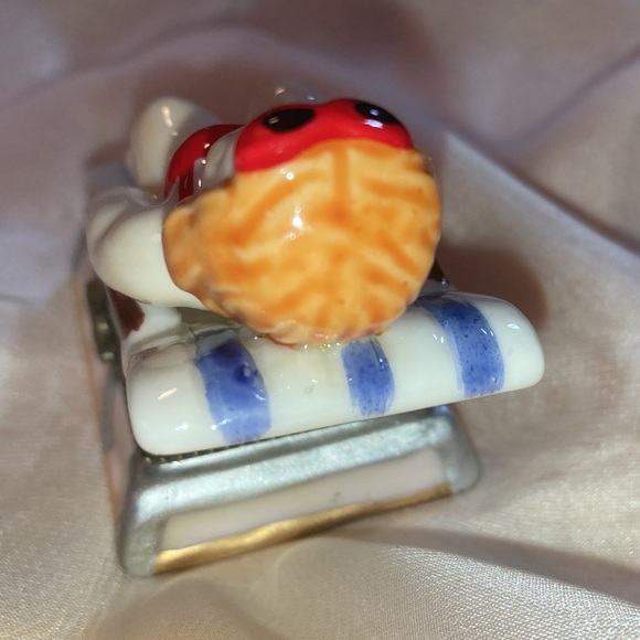 NEW SUNBATHING WOMAN IN BIKINI ON LOUNGE CHAIR HINGED CERAMIC TRINKET BOX NO TAG - Picture 6 of 9